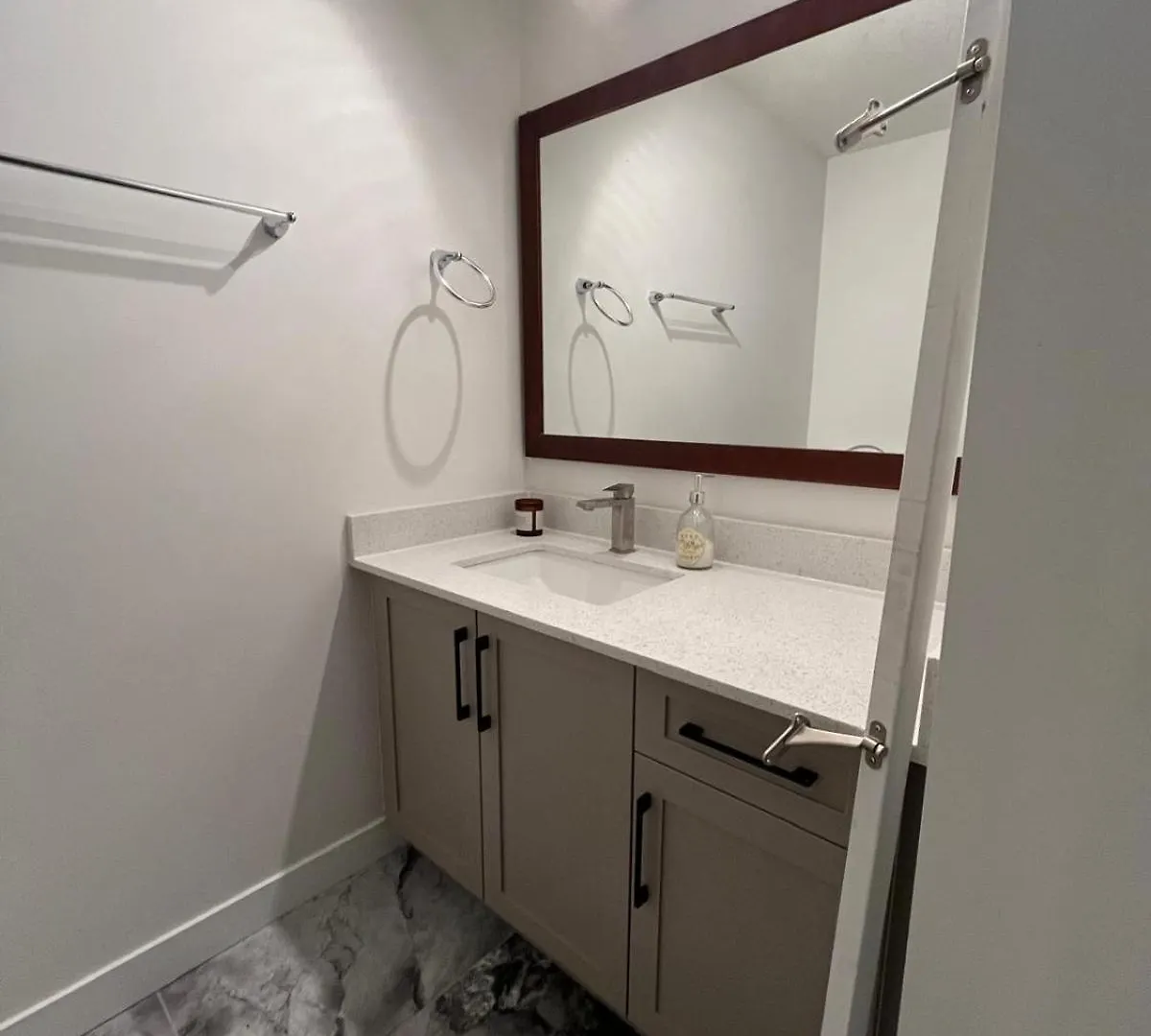 Cozy Two Bedroom Guest Basement Suite In Nw Calgary