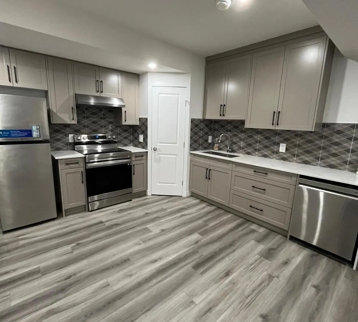 Cozy Two Bedroom Guest Basement Suite In Nw location